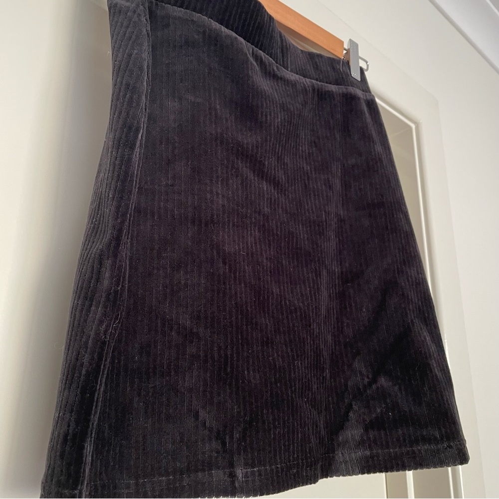 Sportsgirl Black Velvet Corduroy Mini Skirt 🖤💕
Quality🫰 Comfy fit 💗 - Picture 5 of 5